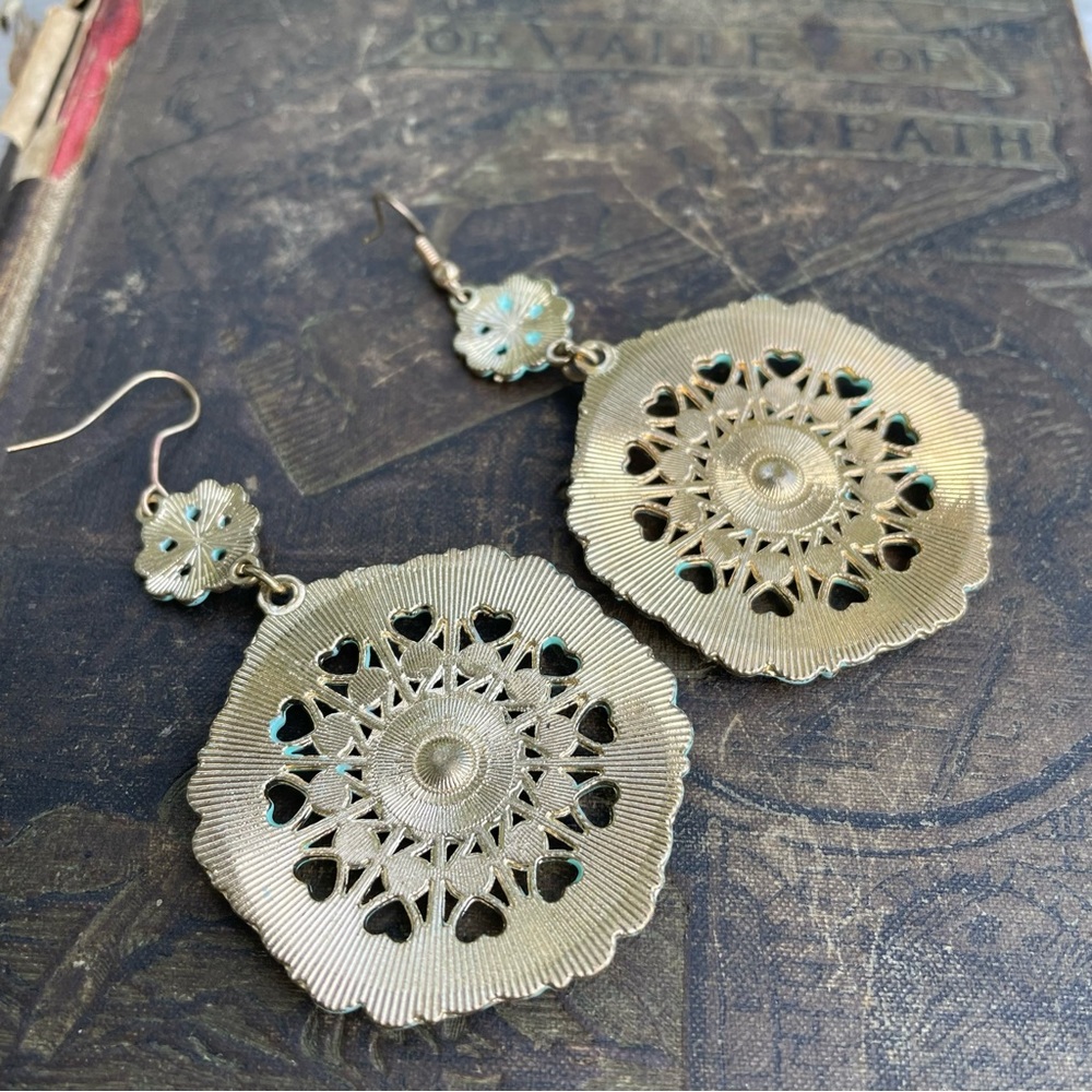 Turquoise green medallion earrings - Picture 3 of 13